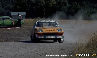 Russell Brookes - Ronan Morgan
15º Int. Hunsrück-Rallye 1982. Vauxhall Chevette 2300 HSR (XEG 550X). Clasificado 3º.
Andrews Heat for Hire

Del 15 al 18 de Julio, Trier, Alemania.
Superficie: asfalto - tierra.

El Rally constaba de 2 etapas con un total de 1100.00 km de los que 628.19 km divididos en 32 tramos eran cronometrados.

Tomaron la salida 202 equipos, finalizaron 117.

© Herman Janssen
@
Palabras clave: Vauxhall;Chevette;Hunsruck_Rallye;1982