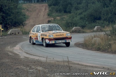 Russell Brookes - Ronan Morgan
15º Int. Hunsrück-Rallye 1982. Vauxhall Chevette 2300 HSR (XEG 550X). Clasificado 3º.
Andrews Heat for Hire

Del 15 al 18 de Julio, Trier, Alemania.
Superficie: asfalto - tierra.

El Rally constaba de 2 etapas con un total de 1100.00 km de los que 628.19 km divididos en 32 tramos eran cronometrados.

Tomaron la salida 202 equipos, finalizaron 117.

© Herman Janssen
@
Palabras clave: Vauxhall;Chevette;Hunsruck_Rallye;1982