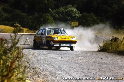 Russell Brookes - Ronan Morgan
15º Int. Hunsrück-Rallye 1982. Vauxhall Chevette 2300 HSR (XEG 550X). Clasificado 3º.
Andrews Heat for Hire

Del 15 al 18 de Julio, Trier, Alemania.
Superficie: asfalto - tierra.

El Rally constaba de 2 etapas con un total de 1100.00 km de los que 628.19 km divididos en 32 tramos eran cronometrados.

Tomaron la salida 202 equipos, finalizaron 117.

© Herman Sels
@
Palabras clave: Vauxhall;Chevette;Hunsruck_Rallye;1982