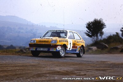 Russell Brookes - Ronan Morgan
15º Int. Hunsrück-Rallye 1982. Vauxhall Chevette 2300 HSR (XEG 550X). Clasificado 3º.
Andrews Heat for Hire

Del 15 al 18 de Julio, Trier, Alemania.
Superficie: asfalto - tierra.

El Rally constaba de 2 etapas con un total de 1100.00 km de los que 628.19 km divididos en 32 tramos eran cronometrados.

Tomaron la salida 202 equipos, finalizaron 117.

© Herman Sels
@
Palabras clave: Vauxhall;Chevette;Hunsruck_Rallye;1982