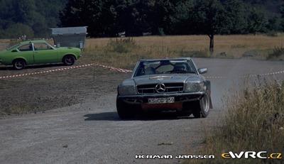 Sepp Haider - Peter Diekmann
15º Int. Hunsrück-Rallye 1982. Mercedes-Benz 500 SLC (KS-CC 250). Clasificado 4º.
Scuderia Kassel

Del 15 al 18 de Julio, Trier, Alemania.
Superficie: asfalto - tierra.

El Rally constaba de 2 etapas con un total de 1100.00 km de los que 628.19 km divididos en 32 tramos eran cronometrados.

Tomaron la salida 202 equipos, finalizaron 117.

© Herman Janssen
@
Palabras clave: Mercedes_Benz;SLC;Hunsruck_Rallye;1982