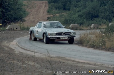 Sepp Haider - Peter Diekmann
15º Int. Hunsrück-Rallye 1982. Mercedes-Benz 500 SLC (KS-CC 250). Clasificado 4º.
Scuderia Kassel

Del 15 al 18 de Julio, Trier, Alemania.
Superficie: asfalto - tierra.

El Rally constaba de 2 etapas con un total de 1100.00 km de los que 628.19 km divididos en 32 tramos eran cronometrados.

Tomaron la salida 202 equipos, finalizaron 117.

© Herman Janssen
@
Palabras clave: Mercedes_Benz;SLC;Hunsruck_Rallye;1982
