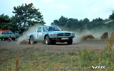 Sepp Haider - Peter Diekmann
15º Int. Hunsrück-Rallye 1982. Mercedes-Benz 500 SLC (KS-CC 250). Clasificado 4º.
Scuderia Kassel

Del 15 al 18 de Julio, Trier, Alemania.
Superficie: asfalto - tierra.

El Rally constaba de 2 etapas con un total de 1100.00 km de los que 628.19 km divididos en 32 tramos eran cronometrados.

Tomaron la salida 202 equipos, finalizaron 117.

© Herman Sels
@
Palabras clave: Mercedes_Benz;SLC;Hunsruck_Rallye;1982