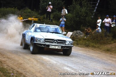 Sepp Haider - Peter Diekmann
15º Int. Hunsrück-Rallye 1982. Mercedes-Benz 500 SLC (KS-CC 250). Clasificado 4º.
Scuderia Kassel

Del 15 al 18 de Julio, Trier, Alemania.
Superficie: asfalto - tierra.

El Rally constaba de 2 etapas con un total de 1100.00 km de los que 628.19 km divididos en 32 tramos eran cronometrados.

Tomaron la salida 202 equipos, finalizaron 117.

© Herman Sels
@
Palabras clave: Mercedes_Benz;SLC;Hunsruck_Rallye;1982