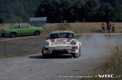 Antonio Zanini - Víctor Sabater
15º Int. Hunsrück-Rallye 1982. Porsche 911 SC (2501 SF 34). Clasificado 5º.
Alméras / Esso

Del 15 al 18 de Julio, Trier, Alemania.
Superficie: asfalto - tierra.

El Rally constaba de 2 etapas con un total de 1100.00 km de los que 628.19 km divididos en 32 tramos eran cronometrados.

Tomaron la salida 202 equipos, finalizaron 117.

© Herman Janssen
@
Palabras clave: Porsche;Hunsruck_Rallye;1982