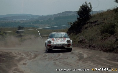 Antonio Zanini - Víctor Sabater
15º Int. Hunsrück-Rallye 1982. Porsche 911 SC (2501 SF 34). Clasificado 5º.
Alméras / Esso

Del 15 al 18 de Julio, Trier, Alemania.
Superficie: asfalto - tierra.

El Rally constaba de 2 etapas con un total de 1100.00 km de los que 628.19 km divididos en 32 tramos eran cronometrados.

Tomaron la salida 202 equipos, finalizaron 117.

© Herman Janssen
@
Palabras clave: Porsche;Hunsruck_Rallye;1982