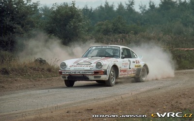 Antonio Zanini - Víctor Sabater
15º Int. Hunsrück-Rallye 1982. Porsche 911 SC (2501 SF 34). Clasificado 5º.
Alméras / Esso

Del 15 al 18 de Julio, Trier, Alemania.
Superficie: asfalto - tierra.

El Rally constaba de 2 etapas con un total de 1100.00 km de los que 628.19 km divididos en 32 tramos eran cronometrados.

Tomaron la salida 202 equipos, finalizaron 117.

© Herman Janssen
@
Palabras clave: Porsche;Hunsruck_Rallye;1982