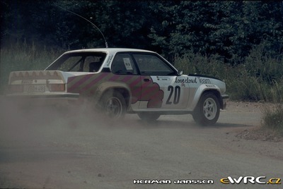 Andreas Rausch - Klaus Hopfe
15º Int. Hunsrück-Rallye 1982. Opel Ascona 400 (VB-H 418). Clasificado 6º.

Del 15 al 18 de Julio, Trier, Alemania.
Superficie: asfalto - tierra.

El Rally constaba de 2 etapas con un total de 1100.00 km de los que 628.19 km divididos en 32 tramos eran cronometrados.

Tomaron la salida 202 equipos, finalizaron 117.

© Herman Janssen
@
Palabras clave: Hunsruck_Rallye;1982;Opel;Ascona