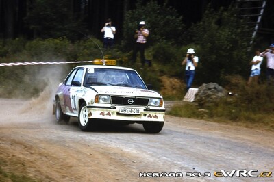 Andreas Rausch - Klaus Hopfe
15º Int. Hunsrück-Rallye 1982. Opel Ascona 400 (VB-H 418). Clasificado 6º.

Del 15 al 18 de Julio, Trier, Alemania.
Superficie: asfalto - tierra.

El Rally constaba de 2 etapas con un total de 1100.00 km de los que 628.19 km divididos en 32 tramos eran cronometrados.

Tomaron la salida 202 equipos, finalizaron 117.

© Herman Sels
@
Palabras clave: Hunsruck_Rallye;1982;Opel;Ascona