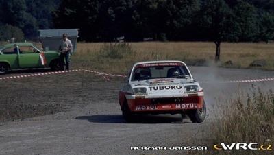 Simon Everett - Willy Lux
15º Int. Hunsrück-Rallye 1982. Vauxhall Chevette 2300 HSR (ASU 131S). Clasificado 7º.

Del 15 al 18 de Julio, Trier, Alemania.
Superficie: asfalto - tierra.

El Rally constaba de 2 etapas con un total de 1100.00 km de los que 628.19 km divididos en 32 tramos eran cronometrados.

Tomaron la salida 202 equipos, finalizaron 117.

© Herman Janssen
@
Palabras clave: Vauxhall;Chevette;Hunsruck_Rallye;1982