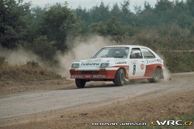 Simon Everett - Willy Lux
15º Int. Hunsrück-Rallye 1982. Vauxhall Chevette 2300 HSR (ASU 131S). Clasificado 7º.

Del 15 al 18 de Julio, Trier, Alemania.
Superficie: asfalto - tierra.

El Rally constaba de 2 etapas con un total de 1100.00 km de los que 628.19 km divididos en 32 tramos eran cronometrados.

Tomaron la salida 202 equipos, finalizaron 117.

© Herman Janssen
@
Palabras clave: Vauxhall;Chevette;Hunsruck_Rallye;1982