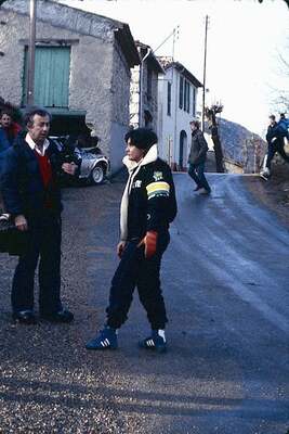 Michèle Mouton
Copiloto Fabrizia Pons
50º Rallye Automobile de Monte-Carlo 1982. Audi Quattro (IN-ND 21). Abandonó por accidente en SS11 Pont des Miolans - St Auban 1 de 24,28 Km.

La Gendarmerie impidió pasar a los ouvreurs de Michèle desde éste pueblo hasta el final de tramo (unos 6 km), desviándolos a una ruta de acceso, por ser hora de cierre.
Con ello Michèle llegó a una placa de hielo negro completamente ciega.
Golpe duro y seco saldado con contusiones.

Del 16 al 22 de Enero, Monte Carlo.
Superficie: asfalto - nieve.

El Rally tenia un total de 4082.71 km de los que 747.81 km divididos en 32 tramos eran especiales, (2 de ellas fueron canceladas SS7 Trigance - Chateauvieux 1 de 28,53 Km y SS15 St Jean en Royans - La Chapelle en Vercors de 38,67 Km).

Se inscribieron 306 equipos, tomaron la salida 299, finalizaron 140.

[url=https://goo.gl/maps/dgqZ2p3L1g3f8HtZ7] Localización del lugar en Google Maps:[/url]
@
Palabras clave: Audi;Quattro;Montecarlo;Crash;1982;Personajes