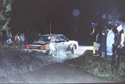 Pentti Airikkala - Juha Piironen
31º Lombard RAC Rally 1982. Mitsubishi Lancer 2000 Turbo (St944.191). Abandonó por accidente en SS9 Mailscot de 13.04 km.
Team Ralliart

Del 21 al 25 de Noviembre, York, Inglaterra.
Superficie: asfalto - tierra.

El Rally tenia un total de 2970.00 km de los que 711.73 km divididos en 69 tramos eran especiales, (una de ellas fue cancelada SS46 Yair de 8.53 Km).

Se inscribieron 161 equipos, tomaron la salida 146, finalizaron 63.

@ Ian Delve
@
Palabras clave: Mitsubishi;Lancer;Turbo;RAC_Rally;Gran_Bretaña;1982