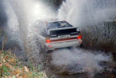 Hannu Mikkola - Arne Hertz
32º Lombard RAC Rally 1983. Audi Quattro A2 (IN-NV 3). Clasificado 2º.

Del 19 al 22 de Noviembre, Bath, Inglaterra.
Superficie: tierra.

El Rally tenia un total de 2231 km de los que 835.33 km divididos en 59 tramos eran especiales, (2 de ellas fueron canceladas SS22 Wark de 38.14 Km y SS41).

Se inscribieron 139 equipos, tomaron la salida 127, finalizaron 61.@
Palabras clave: ;Audi;Quattro;Grupo_B;crash;Gran_Bretaña;1983