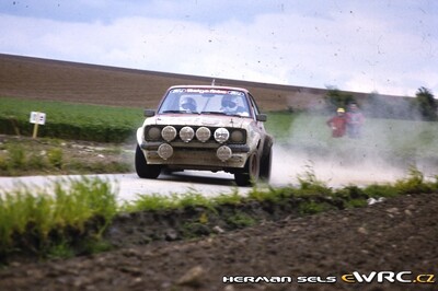Robert Droogmans - Ronny Joosten
12º Lotto Haspengouwrally 1983. Ford Escort RS 1800 MKII (NUG 573V). Clasificado 3º.
Ford Belga Team

Del 13 al 15 Mayo, Landen, Bélgica.

Superficie: asfalto y tierra con un total de 413.94 km cronometrados divididos en 33 tramos (uno de ellos fue cancelado SS11 Heers de 26.69 km).

Tomaron la salida 123 equipos, finalizaron 52.

© Herman Sels
@
Palabras clave: Ford;Escort;MKII;Haspengouwrally;Belgica;1983