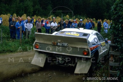 Markku Alén - Ilkka Kivimaki
34º Rally of the 1000 Lakes 1984. Lancia Rally 037 (TO W67785). Clasificado 2º.
Martini Racing

Del 24 al 26 de Agosto, Jyväskylä, Finlandia.
Superficie: tierra.

El Rally tení­a un total de 1416.31 km de los que 460.96 km divididos en 51 tramos eran especiales.
Una de ellas fue cancelada, SS2 Humalamaki de 3,69 Km.
Varios espectadores resultaron heridos en este accidente en el que estuvo involucrado el Vauxhall Chevette 2300 HSR (FER 688W) #48 de Julian Roderick - David Holmes.

Tomaron la salida 144 equipos, finalizaron 74.

© GIRARDO & CO. ARCHIVE
@
Palabras clave: Lancia;Rally;Finlandia;Grupo_B;1984