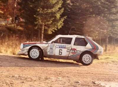 Henri Toivonen - Neil Wilson
34º Lombard RAC Rally 1985. Lancia Delta S4 (A6 37353). Clasificado 1º.

Debut con victoria en el Mundial de Rallyes del Lancia Delta S4.

Del 24 al 28 de Noviembre, Nottingham, Inglaterra.
Superficie: tierra.

El Rally tenia un total de 3507 km de los que 896.98 km divididos en 65 tramos eran especiales, (2 de ellas fueron canceladas, SS43 Kielder Forest - Ogre Hill de 12,02 Km y SS64 Nuss de 8,79 Km).

Tomaron la salida 155 equipos, finalizaron 62.@
Palabras clave: Henri_Toivonen;Lancia;Delta;Grupo_B;Gran_Bretaña;1985;debut;RAC_Rally