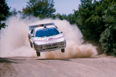 Maurice Chomat - Didier Breton
10º Rallye des 1000 Pistes 1985. Lancia Rally 037 (TO Y09060). Clasificado 1º.

Del 6 al 7 de Julio, Canjuers, Francia.
Superficie: tierra con 265.30 km cronometrados divididos en 13 tramos especiales.

Éste Rally se celebraba en Camp militaire de Canjuers, Var.
Situado al sureste de Francia, en un terreno de 35.000 hectáreas.
Muchos equipos hací­an debutar sus nuevos modelos antes de competir en el Campeonato Mundial y/o Europeo de Rallyes.

Se podría decir que era un excelente banco de pruebas, donde miraban de conseguir mas fialbilidad y/o evolucionar los coches.

Tomaron la salida 111 equipos, finalizaron 37.
@
Palabras clave: Lancia;Rally;Francia;Canjuers;Grupo_B;1985