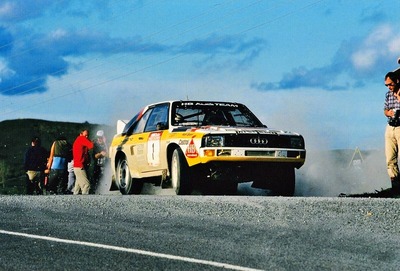 Stig Blomqvist - Björn Cederberg
15º AWA Clarion Rally de Nueva Zelanda 1985. Audi Sport Quattro S1 (ME1110). Clasificado 4º.

Del 29 de Junio al 2 de Julio, Auckland, Nueva Zelanda.
Superficie: tierra.

El Rally tenia un total de 2487.00 km de los que 935.50 km divididos en 48 tramos eran especiales, (2 de ellas fueron canceladas SS11 Ahuroa Puhoi Road de 12 Km y SS45 Bothwell Road de 25 Km).

Tomaron la salida 67 equipos, finalizaron 39.@
Palabras clave: Stig_Blomqvist;Audi;Quattro;Sport;Nueva_Zelanda;1985;Grupo_B