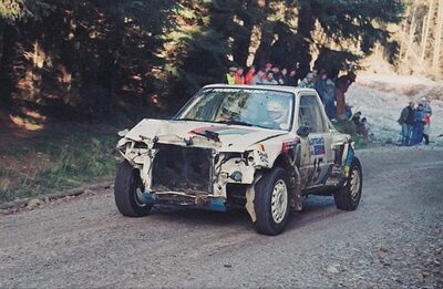 Mikael Sundström - Paul White
34º Lombard RAC Rally 1985. Peugeot 205 Turbo 16 (B 555 SRW). Abandonó por accidente con vuelco en SS50 Ae de 11.80 km.

Del 24 al 28 de Noviembre, Nottingham, Inglaterra.
Superficie: tierra.

El Rally tenia un total de 3507 km de los que 896.98 km divididos en 65 tramos eran especiales, (2 de ellas fueron canceladas, SS43 Kielder Forest - Ogre Hill de 12,02 Km y SS64 Nuss de 8,79 Km).

Tomaron la salida 155 equipos, finalizaron 62.@
Palabras clave: Peugeot;Turbo;Gran_Bretaña;Grupo_B;1985;Inglaterra