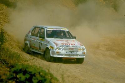 Francis Bondil - Robert Moynier
10º Rallye des 1000 Pistes 1985. Citroën Visa 1000 Pistes (340 KP 04).  Abandonó por accidente/vuelco.

Del 6 al 7 de Julio, Canjuers, Francia.
Superficie: tierra con 265.30 km cronometrados divididos en 13 tramos especiales.

Éste Rally se celebraba en Camp militaire de Canjuers, Var.
Situado al sureste de Francia, en un terreno de 35.000 hectáreas.
Muchos equipos hací­an debutar sus nuevos modelos antes de competir en el Campeonato Mundial y/o Europeo de Rallyes.

Se podría decir que era un excelente banco de pruebas, donde miraban de conseguir mas fialbilidad y/o evolucionar los coches.

Tomaron la salida 111 equipos, finalizaron 37.
@
Palabras clave: Citroen;Visa;Canjuers;Francia;Grupo_B;1985