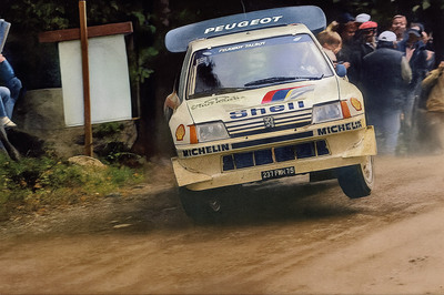 Timo Salonen - Seppo Harjanne
36º Rally de los 1000 Lagos 1986. Peugeot 205 Turbo 16 E2 (237 FWH 75). Clasificado 1º.
Peugeot Talbot Sport

De SS1 a SS34, dominó el Rally Markku Alen con el Lancia Delta S4, pero una pequeña salida de pista le hizo perder un tiempo imposible de recuperar hasta el final del mismo (total SS48) quedando 3º.
2º quedó Juha Kankkunen compañero de Equipo de Timo Salonen.

Del 5 al 7 de Septiembre, Jyväskylä, Finlandia.
Superficie: tierra.

El Rally tenia un total de 1344.89 km de los que 389.97 km divididos en 48 tramos eran especiales, (una de ellas fue cancelada SS8 Savo de 8.11 Km).

Se inscribieron 169 equipos, tomaron la salida 164, finalizaron 81.@
Palabras clave: Peugeot;Finlandia;Grupo_B;1986