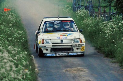 Michèle Mouton - Terry Harryman
35º ADAC Rallye Hessen 1986. Peugeot 205 Turbo 16. Clasificada 1ª.

Del 29 de Mayo al 1 de Junio, Bad Hersfeld - Kirchheim, Alemania.
Superficie: asfalto - tierra.

El Rally tenia un total de 425.00 km divididos en 2 etapas y 25 tramos cronometrados.
De SS16 a SS25 se anularon todos los tramos (196.60 km) a causa del fatal accidente de Marc Surer y Michel Wyder.

El piloto Suizo de F1 Marc Surer, cuando estaba luchando con Michèle Mouton (Peugeot 205 T16) para el liderato de la carrera, perdió el control de su Ford RS200 en una curva a derechas muy muy rápida.

Marc sufrió heridas graves y quemaduras de la que finalmente hizo una buena recuperación, desafortunadamente su copiloto Michel Wyder perdió la vida en el accidente.

Tomaron la salida 112 equipos, finalizaron 78.
@
Palabras clave: Michele_Mouton;Hessen;Peugeot;Grupo_B;1986;Womens;Mujeres