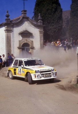 Joaquim Moutinho da Silva Santos - Edgar Fortes
20º Rallye de Portugal 1986. Renault 5 Turbo (NG-81-41). Clasificado 1º.

Del 5 al 8 de Marzo, Estoril, Portugal.
Superficie: asfalto - tierra.

El Rallye tenía un total de 2428.47 km de los que 703.50 km divididos en 48 tramos eran especiales.

Todos los equipos "top" abandonan la prueba a causa del fatal accidente de Joaquim Santos y su Ford RS200 donde fallecieron 3 personas y muchas otras resultaron heridas de mayor y menor gravedad.

Todos los pilotos estaban indignados con el comportamiento del público, irresponsable y peligroso.
Hay que decir que habí­a público de todas las nacionalidades, pasó en Portugal como podrí­a haber pasado en cualquier otro Rallye del sur de Europa.

Henri fue quien comunicó a la prensa la unánime decisión de los pilotos.

Nueve tramos especiales fueron cancelados.
Los tres primeros una vez comenzados, (anulando los tiempos de todos los que habían terminado el tramo), SS1 Lagoa Azul 1 de 5.00 km, donde sucedió el accidente, SS2 Peninha1 de 6.50 km, SS3 Sintra 1 de 10.50 km, SS4 Lagoa Azul 2 de 5.00 km, SS5 Peninha 2 de 6.50 km, SS6 Sintra 2 de 10.50 km, SS7 Lagoa Azul 3 de 5.00 km, SS8 Peninha 3 de 6.50 km, SS9 Sintra 3 de 10.50 km.

Tomaron la salida 111 equipos, finalizaron 35.
@
Palabras clave: Renault;Turbo;Grupo_B;PortugaL;1986