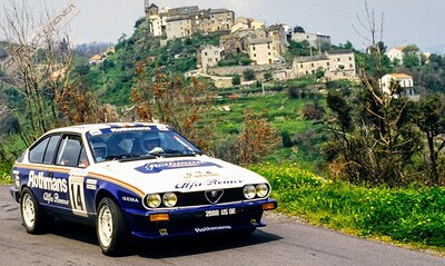 Yves Loubet - Jean-Marc Andrié
30º Tour de Corse - Rallye de France 1986. Alfa Romeo GTV6 (2888 US 06). Clasificado 3º.

Del 1 al 3 de Mayo, Ajaccio, Córcega, Francia.
Superficie: asfalto.
El Rally tenia un total de 1551.00 km de los que 1122.34 km divididos en 30 tramos eran especiales. (4 de ellos fueron cancelados. SS12 Figarella - Cardo de 15.75 Km, SS18 Corte - Taverna de 26.84 Km, SS19 Moltifao - Speloncato de 38.16 Km y SS20 Corbara - Calenzana de 23.69 Km. Los 3 últimos por el fatal accidente de Henri y Sergio).
Tomaron la salida 122 equipos, finalizaron 31.

En esta edición habí­an 5 tramos de 50 o mas Km cronometrados, SS7 Cozzano - Col de la Serra de 50.84, SS8 Muracciole - Abbazia de 50.00, SS10 Pont d'Altiani - Pont St Laurent de 56.01, SS14 Prunelli - San Pancrazio de 55.67 y SS17 Campe Militaire - Corte de 58.14. Uno de mas de 70 km, SS23 Saint Roch - Suaricchio de 78.19, y otro, el último, SS30 Liamone - Suaricchio de 83.16 Km.

Aquí dejo los kilómetros de cada uno de los 30 tramos del Rally:

1ª ETAPA (01-Mayo-1986)
SS1 Verghia - Pont de la Masina de 38.09 km
SS2 Sainte Marie Sicche - Moca 1 de 23.96 km
SS3 Petreto - Aullene 1 de 20.03 km
SS4 Zerubia - Santa Giulia de 30.60 km
SS5 Sartene - Zonza de 44.23 km
SS6 Aullene - Zicavo de 25.59 km
SS7 Cozzano - Col de la Serra de 50.84 km
SS8 Muracciole - Abbazia de 50.00 km
SS9 Campo al Quarcio - Ponte de Noceta de 33.77 km
SS10 Pont d'Altiani - Pont St Laurent de 56.01 km
SS11 Ponte Rosso - Borgo de 42.29 km

TOTAL ETAPA 415.41 km

2ª ETAPA (02 Mayo-1986)
SS12 Figarella - Cardo (cancelado) de 15.75 km
SS13 Saint Florent - Col de San Stefano de 26.81 km
SS14 Prunelli - San Pancrazio de 55.67 km
SS15 Folelli - Santa Lucia di Moriani de 18.49 km
SS16 Moriani Plage - Orsoni de 20.10 km
SS17 Campe Militaire Corte de 58.14 km
SS18 Corte - Taverna (cancelado) de 26.84 km
SS19 Moltifao - Speloncato (cancelado) de 38.16 km
SS20 Corbara - Calenzana (cancelado) de 23.69 km

TOTAL ETAPA 283.65 km

3ª ETAPA (03-Mayo-1986)
SS21 Norte Dame de la Serra - Pont du Fango de 28.77 km
SS22 Fango - Ota de 48.59 km
SS23 Saint Roch - Suaricchio de 78.19 km
SS24 Tavera - Pont de Mezzana de 30.57 km
SS25 Sainte Marie Sicche - Moca 2 de 23.96 km
SS26 Petreto - Aullene 2 de 20.03 km
SS27 Sorbollano - Santa Giulia de 35.59 km
SS28 Calvese - Agosta Plage de 38.69 km
SS29 Plaine de Peri - Capiglioli de 35.73 km
SS30 Liamone - Suaricchio 83.16 km

TOTAL ETAPA 423.28 km.
SUMANDO LAS TRES ETAPAS, ESTAMOS HABLANDO DE 1122.34 KM CRONOMETRADOS... UNA SALVAJADA...
@
Palabras clave: Alfa_Romeo;Corcega;1986;Corse