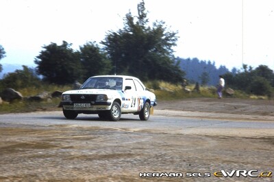 Erwin Weber - Mathias Berg
15º Int. Hunsrück-Rallye 1982. Opel Ascona i2000 (GG-CJ 613). Clasificado 8º.
Deutsches Opel Team

Del 15 al 18 de Julio, Trier, Alemania.
Superficie: asfalto - tierra.

El Rally constaba de 2 etapas con un total de 1100.00 km de los que 628.19 km divididos en 32 tramos eran cronometrados.

Tomaron la salida 202 equipos, finalizaron 117.

© Herman Sels
@
Palabras clave: Opel;Ascona;Hunsruck_Rallye;1982