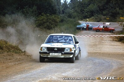 Erwin Weber - Mathias Berg
15º Int. Hunsrück-Rallye 1982. Opel Ascona i2000 (GG-CJ 613). Clasificado 8º.
Deutsches Opel Team

Del 15 al 18 de Julio, Trier, Alemania.
Superficie: asfalto - tierra.

El Rally constaba de 2 etapas con un total de 1100.00 km de los que 628.19 km divididos en 32 tramos eran cronometrados.

Tomaron la salida 202 equipos, finalizaron 117.

© Herman Sels
@@
Palabras clave: Opel;Ascona;Hunsruck_Rallye;1982