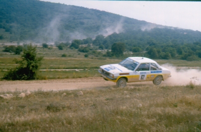 Alain Fouque - Jean-Claude Féraud
11º Rallye des 1000 Pistes 1986. Opel Ascona i2000. Clasificado 32º.

Del 4 al 6 de Julio, Canjuers, Francia.
Superficie: tierra con 157.70 km cronometrados divididos en 2 etapas y 10 tramos especiales.

Éste Rally se celebraba en Camp militaire de Canjuers, Var.
Situado al sureste de Francia, en un terreno de 35.000 hectáreas.
Muchos equipos hací­an debutar sus nuevos modelos antes de competir en el Campeonato Mundial y/o Europeo de Rallyes.

Se podría decir que era un excelente banco de pruebas, donde miraban de conseguir mas fialbilidad y/o evolucionar los coches.

Tomaron la salida 120 equipos, finalizaron 69.

Palabras clave: Opel;Ascona;Canjuers;Francia;1986