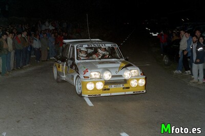 Carlos Sainz Cenamor - Antonio Boto
10° Rally Villa de Llanes 1986. Renault 5 Maxiturbo (VA-4650-M).
Renault Sport España

Después de ir todo el rally peleando con Zanini (Ford RS200 / 2M 5557 P) por la victoria, cuando quedaban dos tramos para el final y liderando la prueba, apareció la lluvia en el tramo del Fito... Todos montaron ruedas de seco.

En la bajada del tramo Carlos se sale de la carretera, apareciendo poco después Zanini, que también se sale en la misma curva golpeando el Maxiturbo de Carlos.

Salvador Servià (Lancia Rally 037 / 2M 5511 P) consigue pasar por los pelos y por las indicaciones de Carlos para que aminorara la velocidad. Después de más de cuatro minutos, Zanini logra devolver el Ford, (que estaba apoyado al Maxiturbo de Carlos), a la carretera y continuar en carrera, quedando en 4ª posición final del Rally.

Carlos Sainz se queda en el lugar sin poder hacer nada para seguir en competición.

El 1 de Junio, Llanes, Asturias, España.
Superficie: asfalto.

Tomaron la salida 52 equipos, finalizaron 35.
@
Palabras clave: Renault;Maxiturbo;Villa_Llanes;1986;Grupo_B