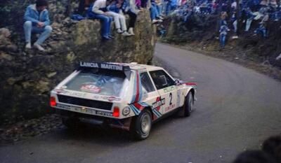 Markku Alén - Ilkka Kivimaki
20º Rallye de Portugal Vinho do Porto 1986. Lancia Delta S4 (A6 37613).

Todos los equipos "top" abandonan la prueba a causa del accidente de Joaquin Santos - Miguel Oliveira con su Ford RS200 el cual se estrella contra el público que abarrotaba las cunetas de los tramos por donde transcurría el Rallye. En el accidente fallecieron 3 espectadores y muchos otros sufrieron heridas de mayor y menor gravedad. Todos los pilotos estaban indignados con el comportamiento del público, irresponsable y peligroso.

Hay que decir que habí­a público de todas las nacionalidades, pasó en Portugal como podrí­a haber pasado en cualquier otro Rallye del sur de Europa.
Henri fue quien comunicó a la prensa la unánime decisión de los pilotos.

Del 5 al 8 de Marzo, Estoril, Portugal.
Superficie: asfalto - tierra.
El Rallye tenía un total de 2,428.47 km de los que 703.50 km divididos en 48 tramos eran especiales.
9 de ellos fueron cancelados, los dos primeros una vez ya comenzados, SS1 Lagoa Azul 1 de 5.00 km, donde sucedió el accidente, SS2 Peninha1 de 6.50 km (solo pasaron hasta el dorsal 14, el de Joaquim Santos era el dorsal 15), SS3 Sintra 1 de 10.50 km, SS4 Lagoa Azul 2 de 5.00 km, SS5 Peninha 2 de 6.50 km, SS6 Sintra 2 de 10.50 km, SS7 Lagoa Azul 3 de 5.00 km, SS8 Peninha 3 de 6.50 km, SS9 Sintra 3 de 10.50 km.
Tomaron la salida 111 equipos, finalizaron 35.
@
Palabras clave: Lancia;Portugal;Grupo_B;Delta;1986