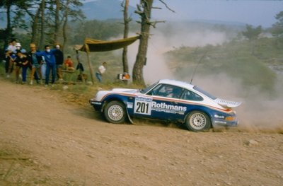 Saeed Al-Hajri - John Spiller
11º Rallye des 1000 Pistes 1986. Porsche 911 SC RS (A815 CCF). Abandonó por la inyección del coche.

Del 4 al 6 de Julio, Canjuers, Francia.
Superficie: tierra con 157.70 km cronometrados divididos en 2 etapas y 10 tramos especiales.

Éste Rally se celebraba en Camp militaire de Canjuers, Var.
Situado al sureste de Francia, en un terreno de 35.000 hectáreas.
Muchos equipos hací­an debutar sus nuevos modelos antes de competir en el Campeonato Mundial y/o Europeo de Rallyes.

Se podría decir que era un excelente banco de pruebas, donde miraban de conseguir mas fialbilidad y/o evolucionar los coches.

Tomaron la salida 120 equipos, finalizaron 69.
@
Palabras clave: Porsche;Canjuers;Francia;1986