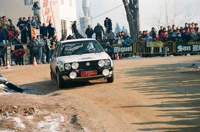 Salvador Servià i Costa  - Jordi Sabater
35º Rally Costa Brava 1987. Volkswagen Golf GTI 16V. Clasificado 1º.

Del 19 al 21 de Febrero.

Al año siguiente aun habiendo existido una Asamblea en la que los socios de la "Peña 10 X hora" no aprobaron "la fusión" de su "Costa Brava" con el "Catalunya", éste último, el "Rally Catalunya", pasó a llamarse "Rally Catalunya-Costa Brava", denominándose así a partir de 1988, solo cambiando "Costa Brava" por "Costa Daurada" hasta día de hoy.

El Rally tenia un total de 1.139,5 Km con 27 tramos especiales.

Tomaron la salida 106 equipos, finalizaron 51.

@ Ramon Sala Pallas
@
Palabras clave: Volkswagen;Golf;GTI;Costa_Brava;1987