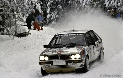Mikael Ericsson- Claes Billstam
37º Internacional Suecia Rally 1987. Lancia Delta HF 4WD (TO 66486F). Clasificado 2º.
Martini Lancia

Del 13 al 14 de Febrero, Karlstad, Suecia.
Superficie: nieve - hielo.

El Rally tenia un total de 1176.05 Km de los que 408.15 km divididos en 27 tramos eran especiales (uno de ellos fue cancelado SS21 Vassjön de 5.70 km)

Se inscribieron 147 equipos, tomaron la salida 147, finalizaron 82.

© Olivier Delhez
@@
Palabras clave: Lancia;Delta;4WD;Suecia;1987