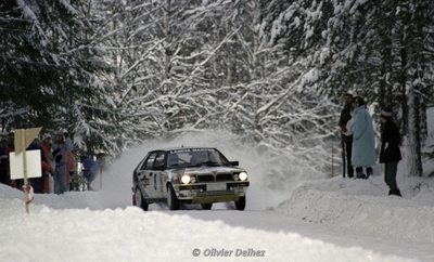 Mikael Ericsson- Claes Billstam
37º Internacional Suecia Rally 1987. Lancia Delta HF 4WD (TO 66486F). Clasificado 2º.
Martini Lancia

Del 13 al 14 de Febrero, Karlstad, Suecia.
Superficie: nieve - hielo.

El Rally tenia un total de 1176.05 Km de los que 408.15 km divididos en 27 tramos eran especiales (uno de ellos fue cancelado SS21 Vassjön de 5.70 km)

Se inscribieron 147 equipos, tomaron la salida 147, finalizaron 82.

© Olivier Delhez
@@
Palabras clave: Lancia;Delta;4WD;Suecia;1987