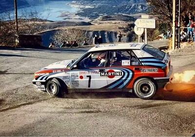 Didier Auriol - Bernard Occelli
58º Rallye Automobile de Monte-Carlo 1990. Lancia Delta Integrale 16V (TO 36177N). Clasificado 1º.

Carlos impone un ritmo vertiginoso, que solo Didier y en ocasiones Bruno Saby podían seguir, hasta que Bruno golpea contra un petril y pierde 10 minutos, se quedaron solos Carlos y Didier, que cuando uno ganaba, el otro se la devolvía y así hasta 5 tramos de la finalización del Rally.

Ese año se estrenaba una nueva reglamentación, se trataba principalmente de colocar una brida restrictora en los turbos de 40 m/m. Los Lancia a priori era la marca mas afectada, pues se decía que perdían de entre 30 a 40cv, de ahí que el año anterior, se ausentaran del RAC Británico para concentrar sus esfuerzos en encontrar algo que paliara la perdida de potencia.

Carlos y Toyota no parecían estar en disposición de lucha contra la armada Lancia y menos en asfalto, Carlos contaba como compañeros de equipo a Schwarz y Ericsson.

Empieza el Rallye y la sorpresa es que Carlos y Luis fueron la auténtica revelación de la prueba.

Miki no dejaba de quejarse de los neumáticos Michelin y en las asistencias Lancia hacía tiempo que no los veían tan nerviosos, gritos entre todos, corriendo y malas caras entre ellos. En cambio en Toyota, todo funcionaba como un reloj, el coche mostraba gran fiabilidad y además estrenando los nuevos calentadores de ruedas, parecía que Carlos y Luis aun se reservaban alguna sorpresa.

Esto fue así hasta que en el Col de Turini, Carlos y Luis atacaban y sacaban 10 segundos a Auriol... Y en la siguiente asistencia, la alarma cundió en el equipo Lancia y se dijo:

"Urgente l´intervento", no nos puede ganar !!...

A partir de los siguientes tramos, ya nada fue igual, a partir de ahí, Didier y Bernard volaron por los tramos, distanciándose de forma increíble desde ese momento... La duda de que se hizo en el Lancia dorsal 7, en la 58º edición del Monte-Carlo perdurará siempre... O no...

Sabéis que pregunta fue la primera que le hizo Carlos a Rino Buschiazzo cuando estaba todo el tema del Lancia Repsol cerrado para 1993 en la carrera de Campeones en Canarias ?... Pues fue en referencia a este tema, y Rino le dijo, mas o menos... Te la metimos !!!

Que cada uno saque sus conclusiones...

Del 19 al 25 de Enero, Monte-Carlo.
Superficie: asfalto - nieve.

Los equipos en las posiciones 81 o mas no corrieron el último tramo, pero fueron clasificados.
En SS7 Burzet de 43.89 km, entre las "Cascade du Ray-Pic" y el pequeño pueblo de Péreyres, el Renault 5 GT Turbo (3110 RV 86) pilotado por Jean-Claude Bertaudiére se salió de la carretera cayendo por un barranco de 200 metros de profundidad. Su copiloto, Francis Malaussène, no sobrevivió al accidente, D.E.P. / R.I.P.

El Rally tenia un total de 3231.94 km de los que 604.63 km divididos en 28 tramos eran especiales (2 de ellos fueron canceladas SS8 Chateau de Boulogne - Lyas de 30 Km y SS19 Bif D53/D22 - Peille 1 de 18.32 Km).

Se inscribieron 180 equipos, tomaron la salida 178, finalizaron 112
@
Palabras clave: Didier_Auriol;Lancia;Delta;Integrale;Montecarlo;1990