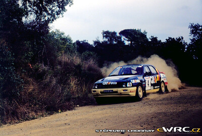 François Delecour - Daniel Grataloup
27º Rallye Catalunya - Costa Brava - Rallye de España 1991. Ford Sierra RS Cosworth 4x4 (H319 MTW). Clasificado 3º.
Q8 Team Ford

Del 10 al 13 de Noviembre, Lloret de Mar, Girona, Catalunya, España.
Superficie: asfalto - tierra.

El Rally tenia un total de 1606.98 km de los que 594.01 km divididos en 35 tramos eran especiales (2 de ellos fueron cancelados SS4 Sant Hilari - Osor de 13.57 Km y SS29 Riera de Merles de 14.36 Km).

Tomaron la salida 76 equipos, finalizaron 33.

© Stéphane Lhonnay
@
Palabras clave: Ford;Sierra;Cosworth;1991;Catalunya;España;Spain