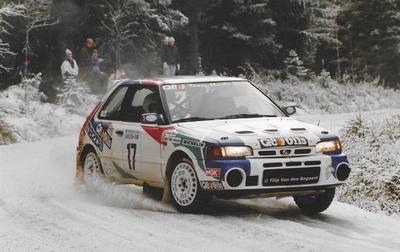Björn 'Nalle' Johansson - Anders Olsson
42º International Swedish Rally 1993. Mazda 323 GT-R (KPB-217). Clasificado 5º.
Q8 Team Mazda Dealer

Del 11 al 14 de Febrero, Karlstad.
Superficie: nieve - hielo.

El Rally teni­a un total de 1431.32 km de los que 519.63 km divididos en 28 tramos eran especiales.

Se inscribieron 106 equipos, tomaron la salida 109, finalizaron 52.

© Filip Van den Bogaert
@
Palabras clave: Mazda;Suecia;1993;Nieve