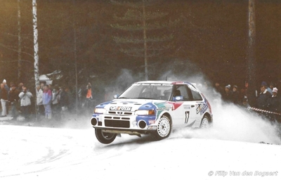 Björn 'Nalle' Johansson - Anders Olsson
42º International Swedish Rally 1993. Mazda 323 GT-R (KPB-217). Clasificado 5º.
Q8 Team Mazda Dealer

Del 11 al 14 de Febrero, Karlstad.
Superficie: nieve - hielo.

El Rally teni­a un total de 1431.32 km de los que 519.63 km divididos en 28 tramos eran especiales.

Se inscribieron 106 equipos, tomaron la salida 109, finalizaron 52.

© Filip Van den Bogaert
@
Palabras clave: Mazda;Suecia;1993;Nieve