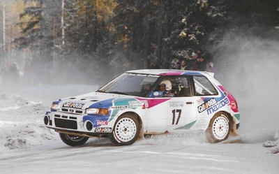 Björn 'Nalle' Johansson - Anders Olsson
42º International Swedish Rally 1993. Mazda 323 GT-R (KPB-217). Clasificado 5º.
Q8 Team Mazda Dealer

Del 11 al 14 de Febrero, Karlstad.
Superficie: nieve - hielo.

El Rally teni­a un total de 1431.32 km de los que 519.63 km divididos en 28 tramos eran especiales.

Se inscribieron 106 equipos, tomaron la salida 109, finalizaron 52.

© Filip Van den Bogaert
@
Palabras clave: Mazda;Suecia;1993;Nieve