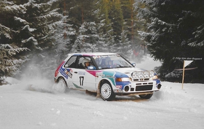 Björn 'Nalle' Johansson - Anders Olsson
42º International Swedish Rally 1993. Mazda 323 GT-R (KPB-217). Clasificado 5º.
Q8 Team Mazda Dealer

Del 11 al 14 de Febrero, Karlstad.
Superficie: nieve - hielo.

El Rally teni­a un total de 1431.32 km de los que 519.63 km divididos en 28 tramos eran especiales.

Se inscribieron 106 equipos, tomaron la salida 109, finalizaron 52.

© Filip Van den Bogaert
@
Palabras clave: Mazda;Suecia;1993;Nieve