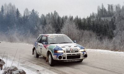 Björn 'Nalle' Johansson - Anders Olsson
42º International Swedish Rally 1993. Mazda 323 GT-R (KPB-217). Clasificado 5º.
Q8 Team Mazda Dealer

Del 11 al 14 de Febrero, Karlstad.
Superficie: nieve - hielo.

El Rally teni­a un total de 1431.32 km de los que 519.63 km divididos en 28 tramos eran especiales.

Se inscribieron 106 equipos, tomaron la salida 109, finalizaron 52.

© Filip Van den Bogaert
@
Palabras clave: Mazda;Suecia;1993;Nieve