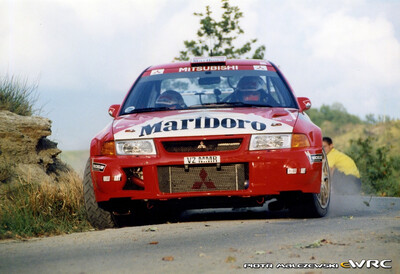 Tommi Mäkinen - Risto Mannisenmaki
41º Rallye Sanremo - Rallye d'Italia 1999. Mitsubishi Lancer Evo VI (V2 MMR). Clasificado 1º.
Marlboro Mitsubishi Ralliart

Del 11 al 13 de Octubre, Sanremo, Liguria, Imperia, Italia.
Superficie: asfalto.

El Rally tenia un total de 1384.58 Km de los que 384.88 Km divididos en 18 tramos, eran especiales.

Se inscribieron 124 equipos, tomaron la salida 119, finalizaron 55.

© Piotr Malczewski
@@
Palabras clave: Mitsubishi;Lancer;Sanremo;1999
