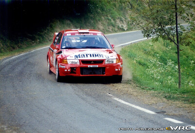 Tommi Mäkinen - Risto Mannisenmaki
41º Rallye Sanremo - Rallye d'Italia 1999. Mitsubishi Lancer Evo VI (V2 MMR). Clasificado 1º.
Marlboro Mitsubishi Ralliart

Del 11 al 13 de Octubre, Sanremo, Liguria, Imperia, Italia.
Superficie: asfalto.

El Rally tenia un total de 1384.58 Km de los que 384.88 Km divididos en 18 tramos, eran especiales.

Se inscribieron 124 equipos, tomaron la salida 119, finalizaron 55.

© Piotr Malczewski
@@
Palabras clave: Mitsubishi;Lancer;Sanremo;1999