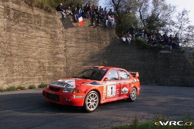 Tommi Mäkinen - Risto Mannisenmaki
41º Rallye Sanremo - Rallye d'Italia 1999. Mitsubishi Lancer Evo VI (V2 MMR). Clasificado 1º.
Marlboro Mitsubishi Ralliart

Del 11 al 13 de Octubre, Sanremo, Liguria, Imperia, Italia.
Superficie: asfalto.

El Rally tenia un total de 1384.58 Km de los que 384.88 Km divididos en 18 tramos, eran especiales.

Se inscribieron 124 equipos, tomaron la salida 119, finalizaron 55.

© eWRC
@@
Palabras clave: Mitsubishi;Lancer;Sanremo;1999