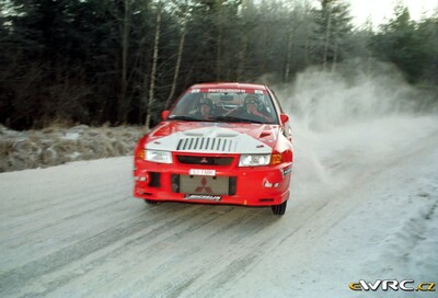 Tommi Mäkinen - Risto Mannisenmäki
48º International Swedish Rally 1999. Mitsubishi Lancer Evo VI (S3 TMR). Clasificado 1º.
Marlboro Mitsubishi Ralliart

Del 12 al 14 de Febrero, Karlstad.
Superficie: nieve - hielo.

El Rally tenia un total de 1478.4 km de los que 384.30 km divididos en 19 tramos eran cronometrados.

Tomaron la salida 102 equipos, finalizaron 64.

© eWRC
@
Palabras clave: Mitsubishi;Lancer;Suecia;1999