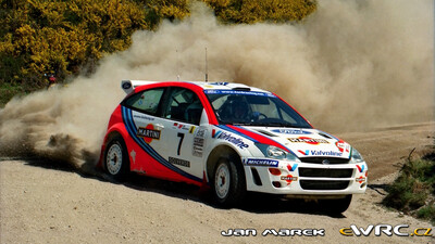 Colin McRae - Nicky Grist
33º TAP Rallye de Portugal 1999. Ford Focus WRC '99 (S7 FMC). Clasificado 1º.
Ford Motor Co. Ltd.

Del 21 al 24 de Marzo, Matosinhos, Porto, Portuigal.
Superficie: tierra.

El Rally tení­a un total de 1768.61 km de los que 399.51 km divididos en 23 tramos eran especiales (dos de ellos fueron cancelados SS18 Arganil - Coja 2 de 20.96 km y SS19 Salgueiro - Gois 2 de 19.70 km).

Se inscribieron 117 equipos, tomaron la salida 117, finalizaron 56.

© Jan Marek
@@
Palabras clave: Ford;Focus;WRC;Portugal;1999